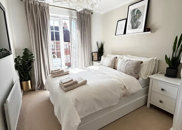 Delux Room With Private Parking, Sleeps 2, Perfect For Cotswold Getaway, Easy A419 Access