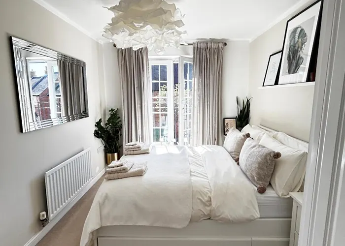Delux Room With Private Parking, Sleeps 2, Perfect For Cotswold Getaway, Easy A419 Access