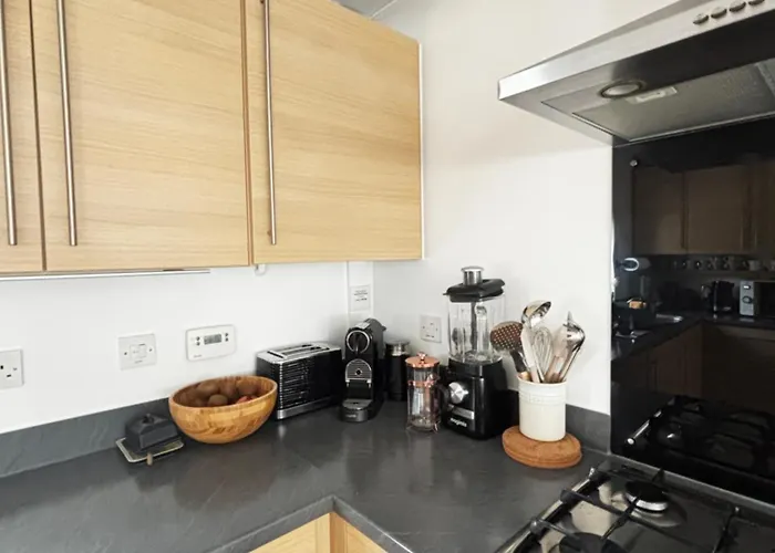 Delux Room With Private Parking, Sleeps 2, Perfect For Cotswold Getaway, Easy A419 Access