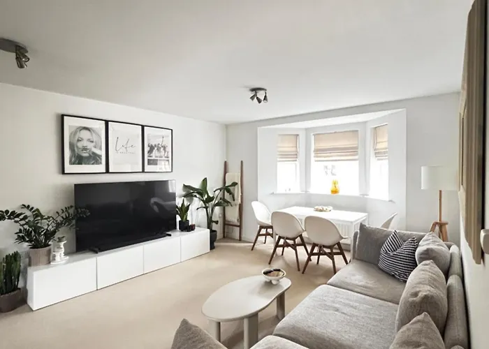 Delux Room With Private Parking, Sleeps 2, Perfect For Cotswold Getaway, Easy A419 Access