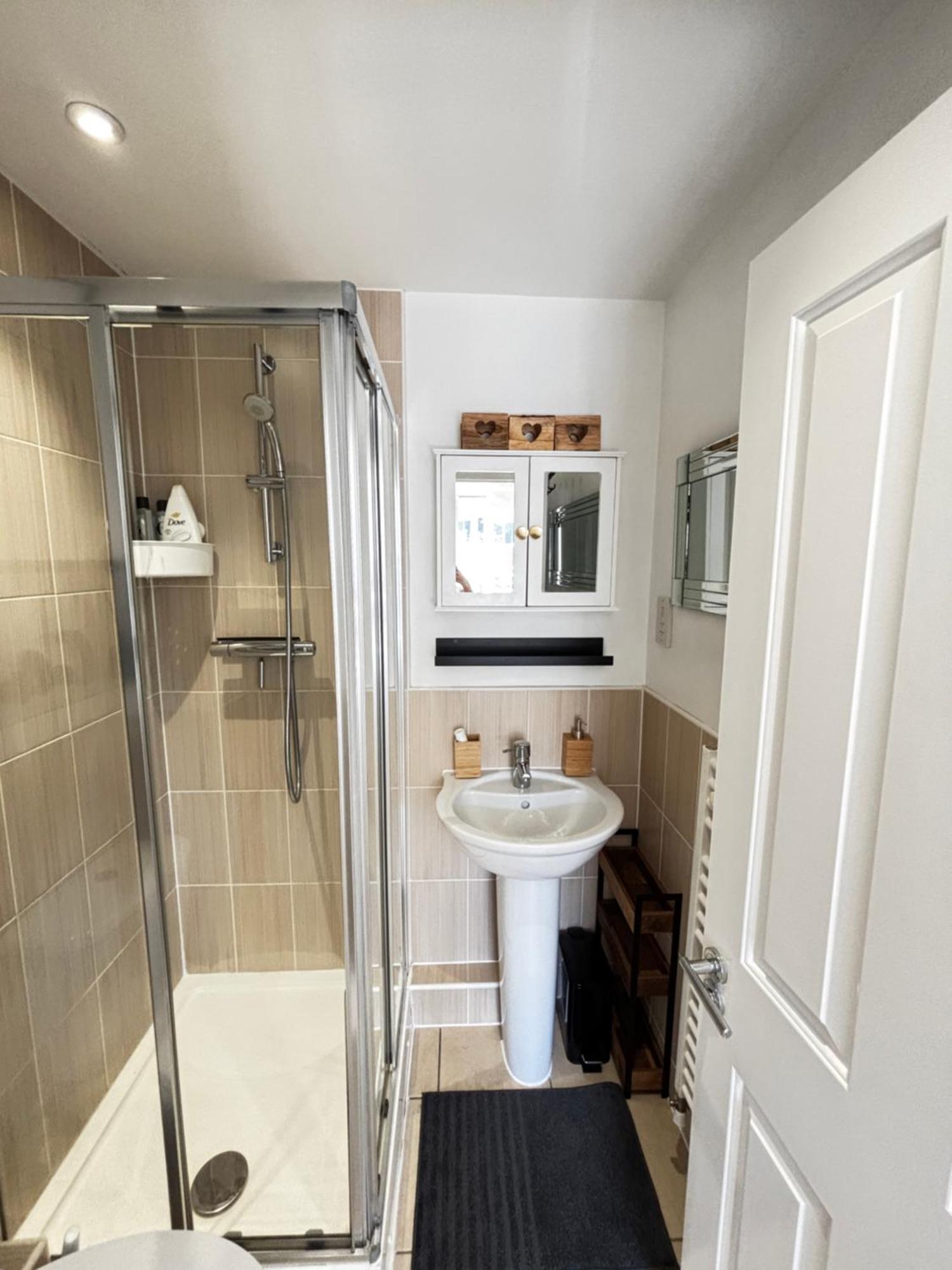 Homestay Delux With Private Parking, Sleeps 2, Perfect For Cotswold Getaway, Easy A419 Access Blunsdon