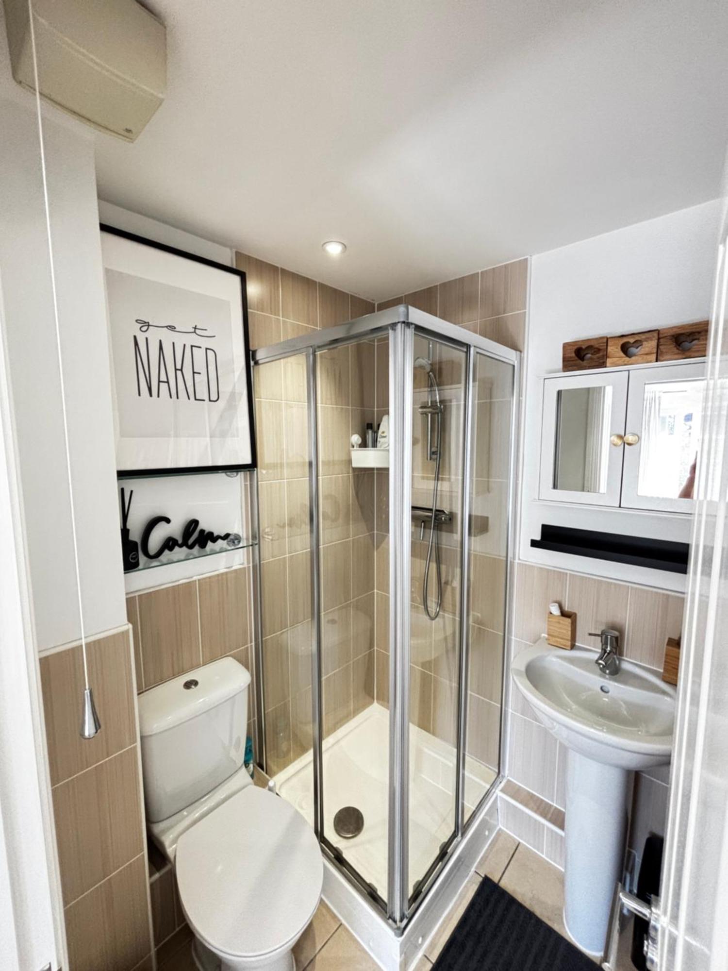 Homestay Delux With Private Parking, Sleeps 2, Perfect For Cotswold Getaway, Easy A419 Access Blunsdon
