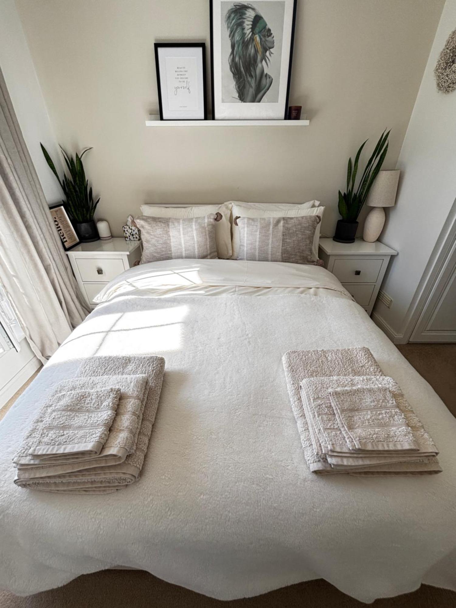 Delux With Private Parking, Sleeps 2, Perfect For Cotswold Getaway, Easy A419 Access Blunsdon