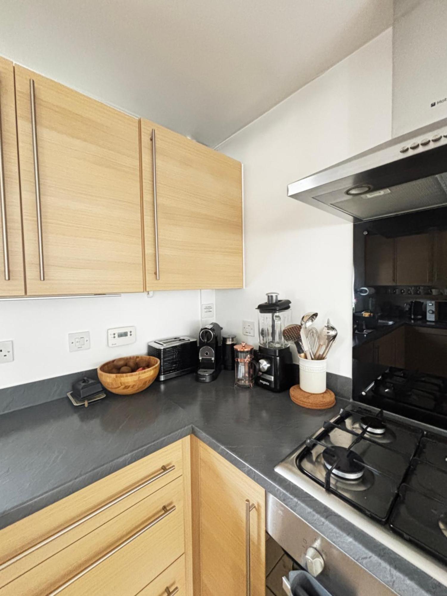 Homestay Delux With Private Parking, Sleeps 2, Perfect For Cotswold Getaway, Easy A419 Access *