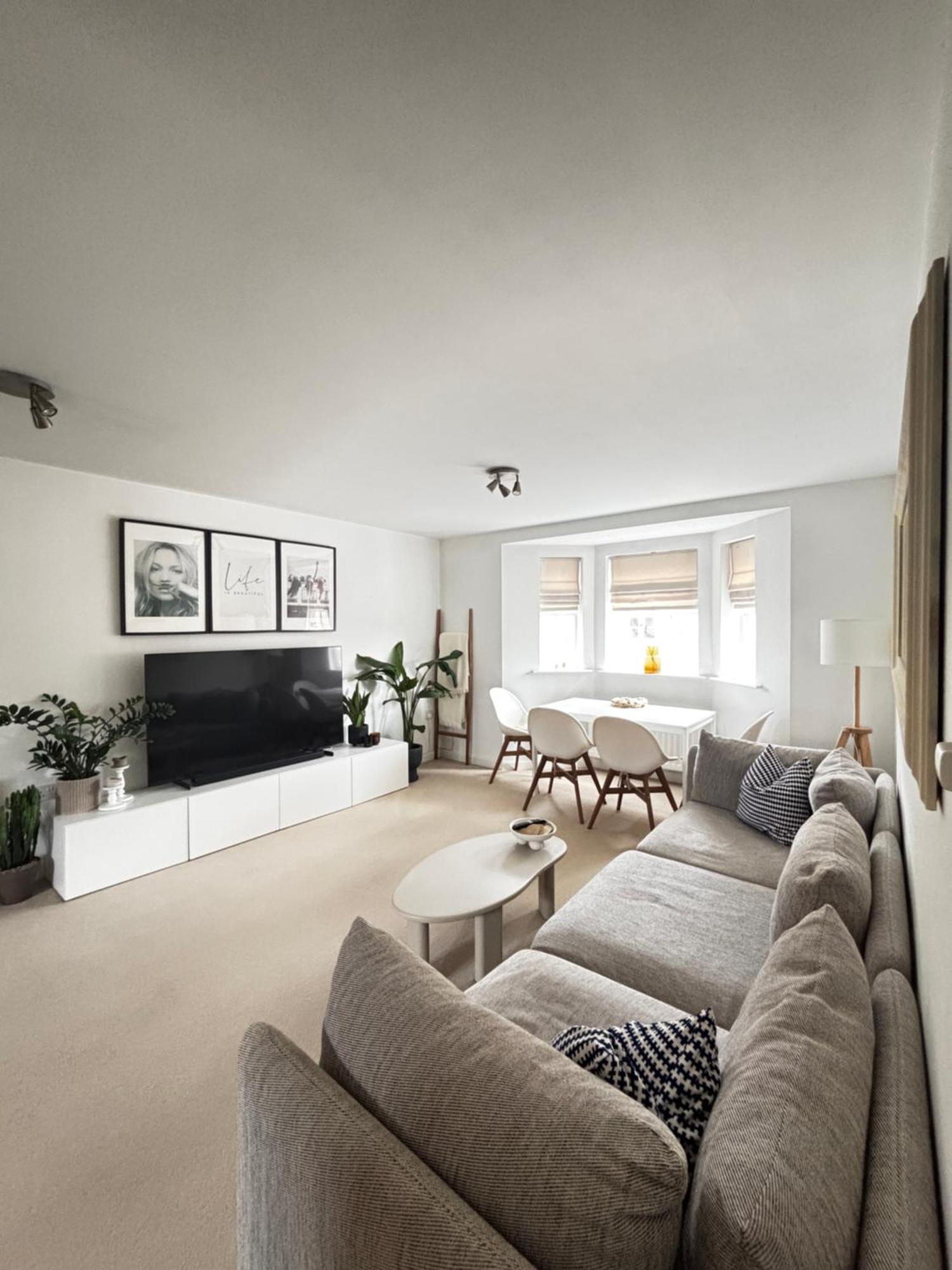 Delux With Private Parking, Sleeps 2, Perfect For Cotswold Getaway, Easy A419 Access